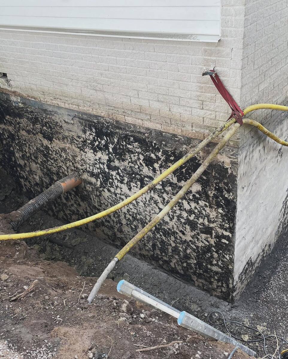 Dräneringsarbete med synliga rör och isolering vid husgrund – fuktskydd och husdränering i Stockholm