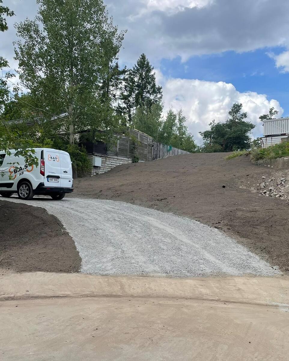 Ny grusväg planerad på sluttande tomt – uppfart och finplanering med 3BAS AB i Uppsala