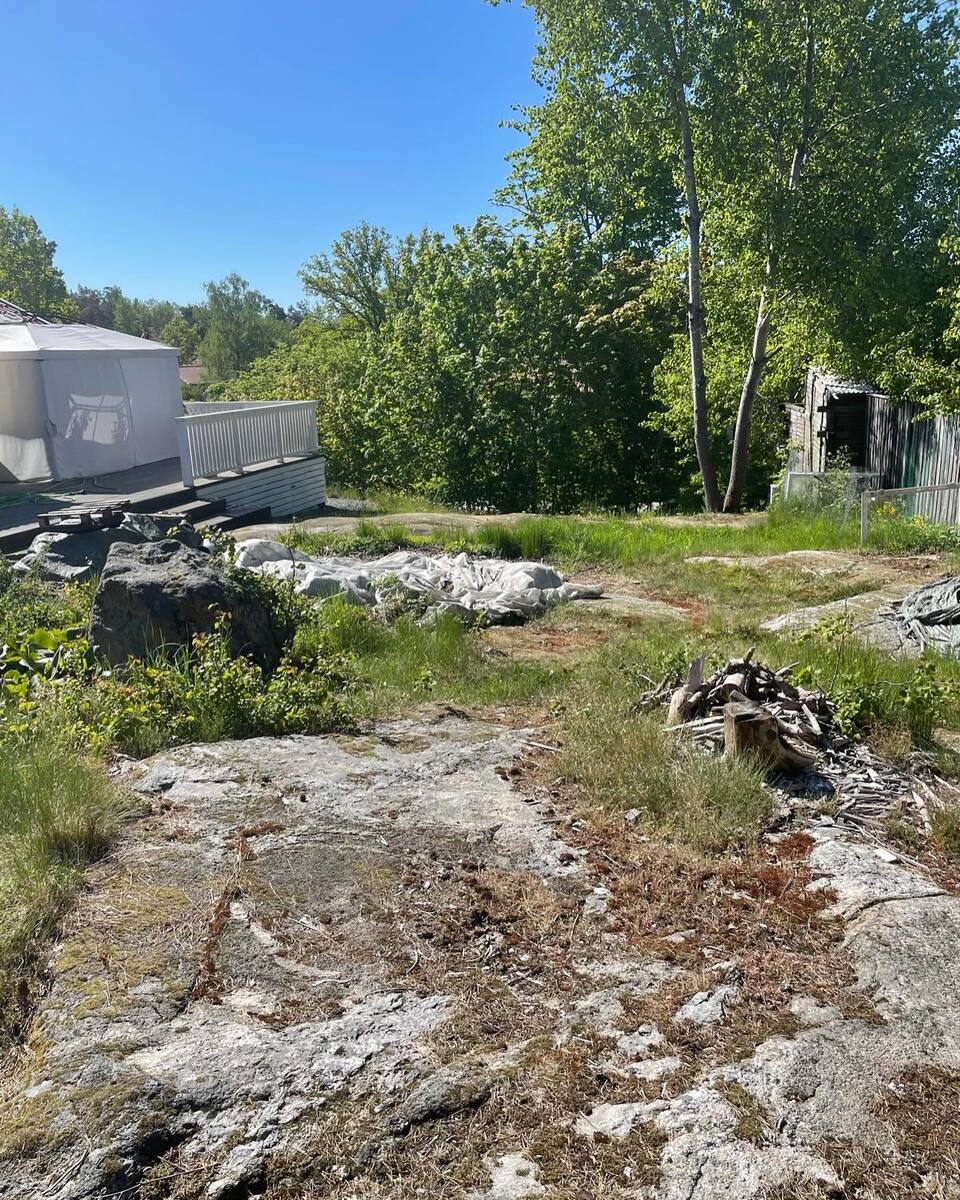 Naturtomt med berg och sly – förberedelse inför schaktning och byggnation i Norrtälje