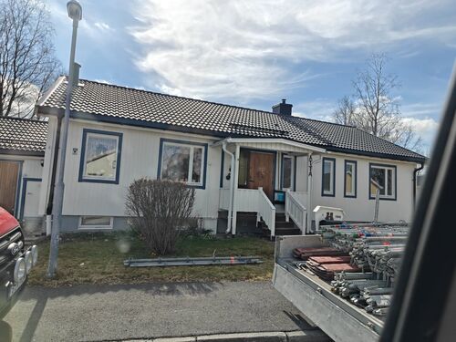 Bild på vitthus med svart tegeltak