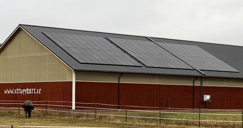 häststall med solceller på taket