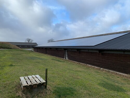 solpaneler installerade på en jordbruksfastighet
