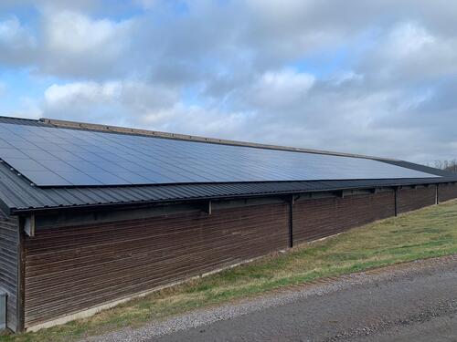 solceller installerade på större lantbruksgård
