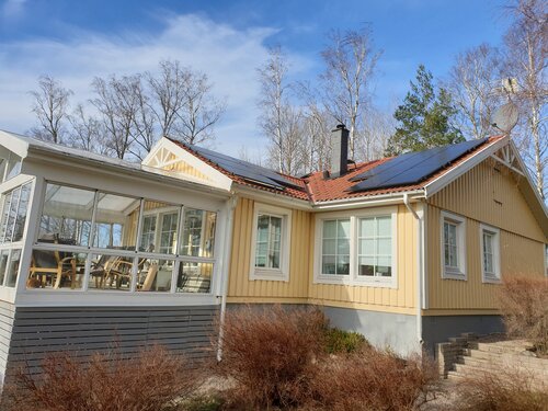 Vitt hus med solceller i Göteborg