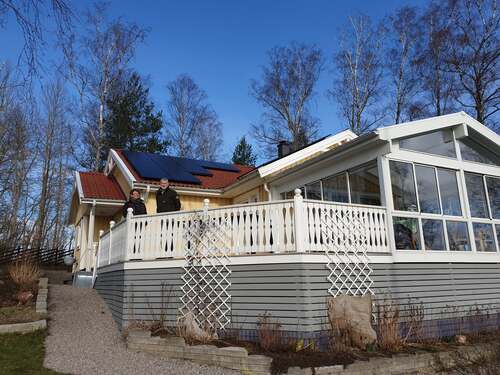 solceller på äldre röd villa