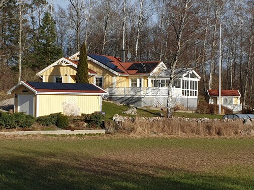 solceller på ett gammalt gult hus i Trelleborg