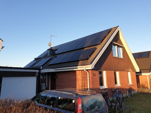 solceller på vacker tegelfastighet från 60-talet