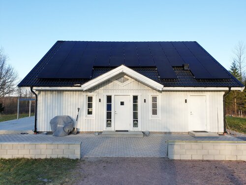 solceller på nytt vitt hus i Arboga