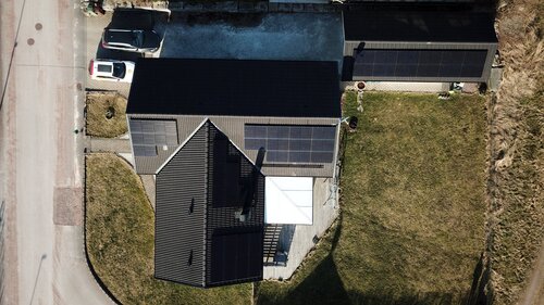 drönarbild på solcellsinstallation utförd av solkraft sverige