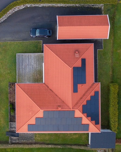 Bild ovanifrån på ett tak med solceller installerade i Göteborg
