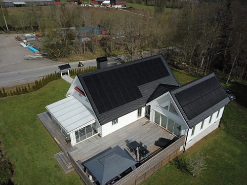 Vitt hus med solceller i Göteborg
