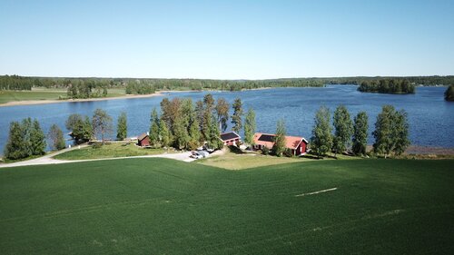 foto taget långt ifrån på jordbruksfastighet med solceller