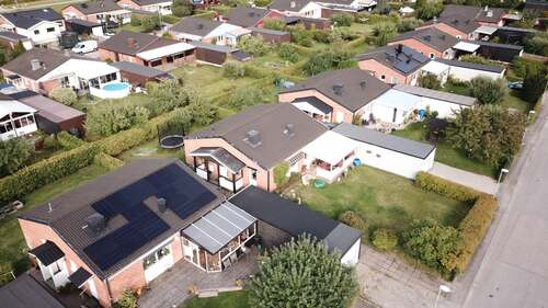 drönarbild över område med hus som har solceller i Ängelholm