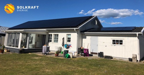 Solpaneler installerade på vitt hus