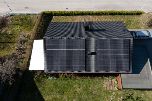 drönarbild på solceller i Kungälv