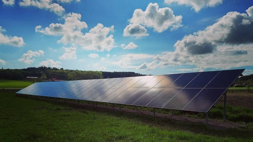 Vitt hus med solceller i Göteborg