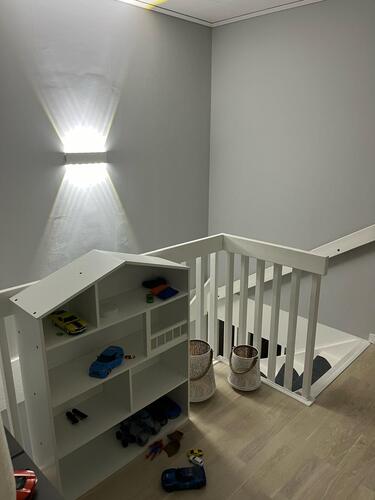 Trappbelysning installerad av elektriker i Farsta i barnvänligt hem med LED-armatur