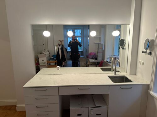 Installerad belysning av elektiker i spegel
