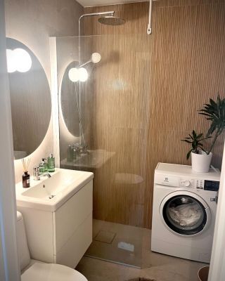 Smart badrumsrenovering i Borlänge – duschlösning och tvättdel i mindre utrymme