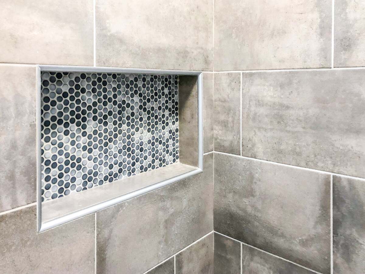Praktisk duschnisch med mosaik vid badrumsrenovering i Borlänge