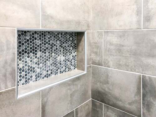 Praktisk duschnisch med mosaik vid badrumsrenovering i Borlänge