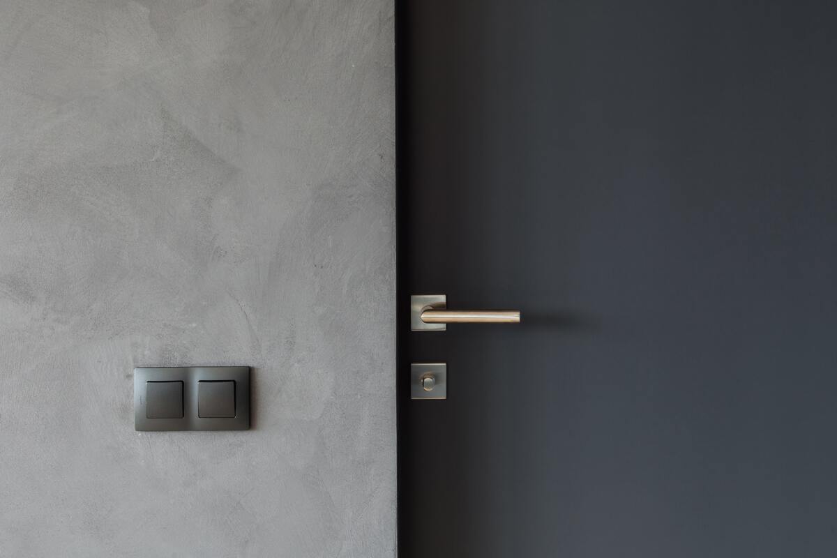 Microcement och stilren innerdörr som en del av badrumsrenovering i Borlänge