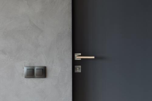 Microcement och stilren innerdörr som en del av badrumsrenovering i Borlänge