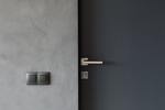 Microcement och stilren innerdörr som en del av badrumsrenovering i Borlänge