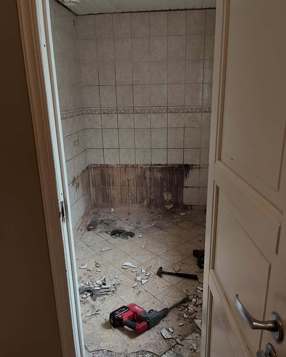 Badrum i Sandviken under rivningsfas – förberedelse inför badrumsrenovering utförd av LA Rörsystem AB.