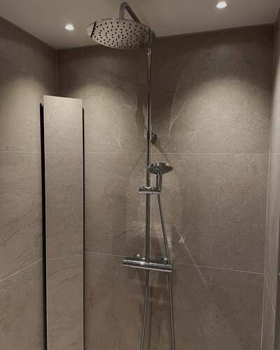 Takdusch och duschblandare installerad i nyrenoverat badrum i Sandviken – VVS-arbete utfört av LA Rörsystem AB med fokus på modern design och funktion.