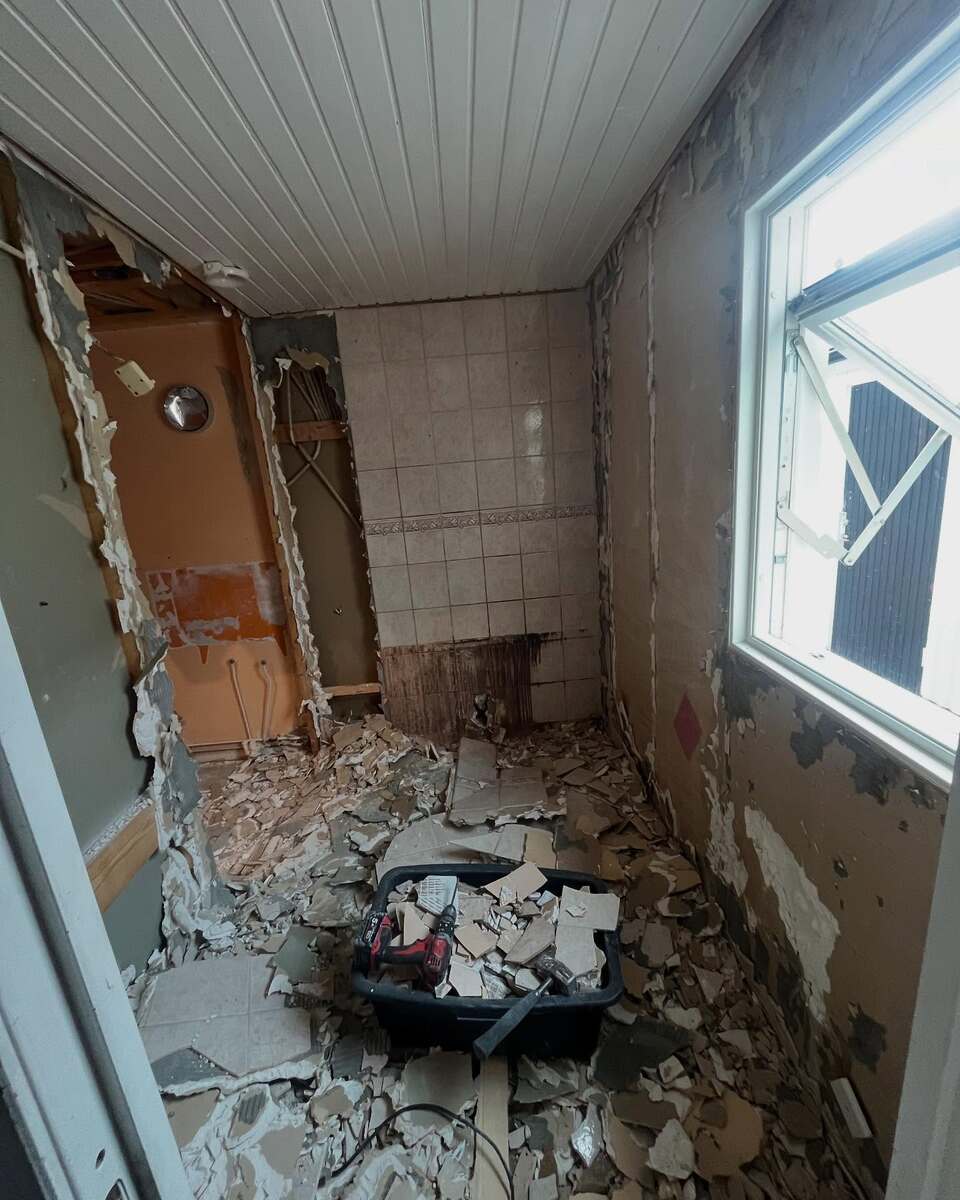 Total badrumsrivning påbörjad – demonterat kakel och byggavfall visar starten på en komplett renovering i Gävle-området.