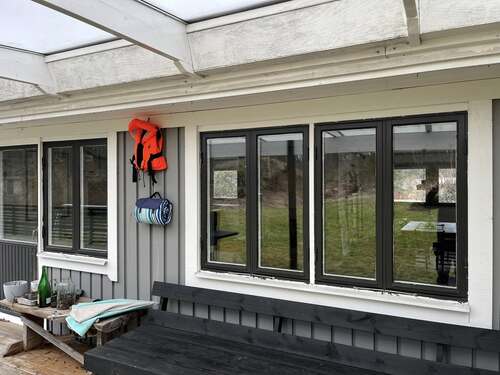 Flera fönster monterade i bostadshusets fasad