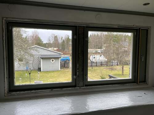 Tvådelat fönster sett från insidan av ett rum