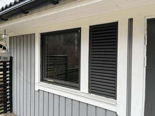 Fönster monterat i fasad med fönsterluckor