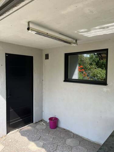 Entré med ytterdörr och fönster i bostadshus