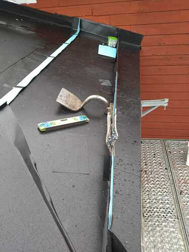 Installation av plåtdetaljer och tätning vid takfoten - Smedjebackens Byggplåt Aktiebolagn arbetar med noggrannhet och kvalitetsmaterial.