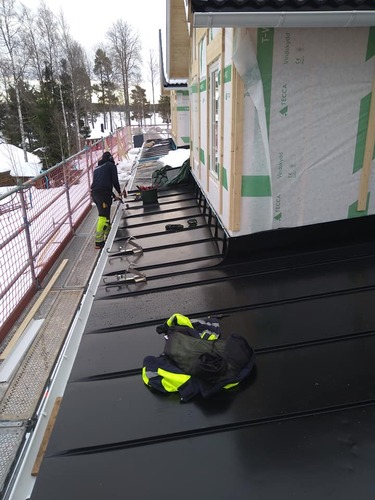 Detaljerat plåtarbete runt hörn och vägganslutning – utfört av Smedjebackens Byggplåt Aktiebolag