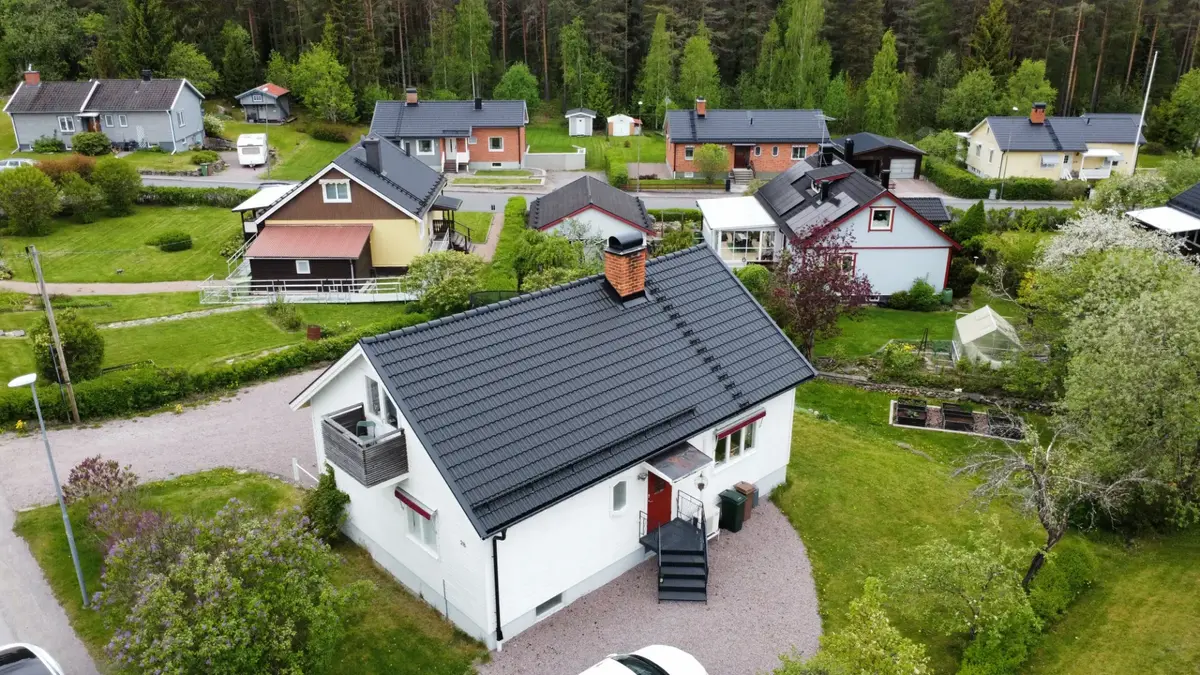 Vitt hus med svart tegeltak