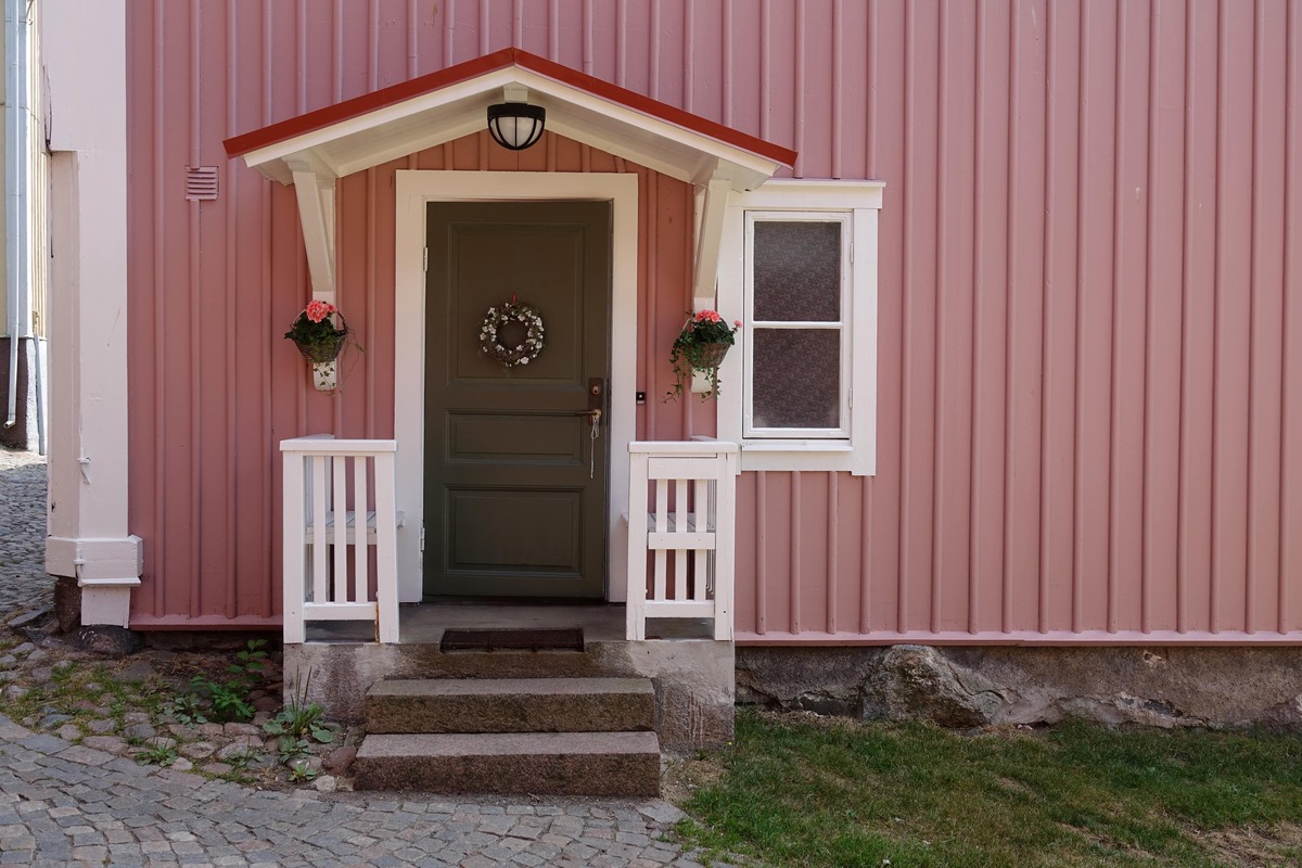 tidlös ytterdörr på rosa hus