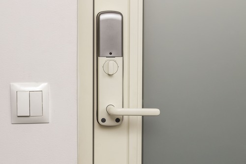 yale doorman på ytterdörr