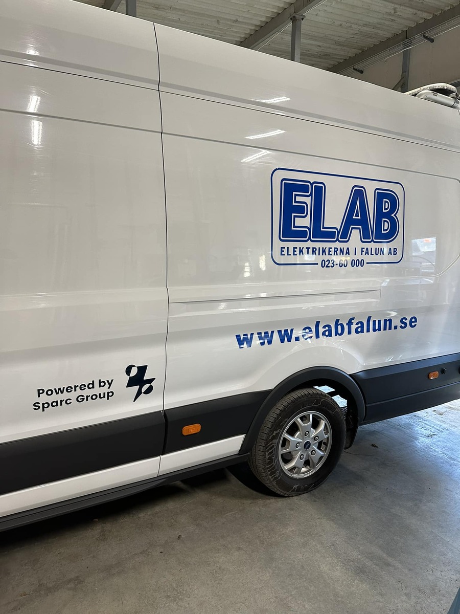 Bild på sidan av vit företagsbil
