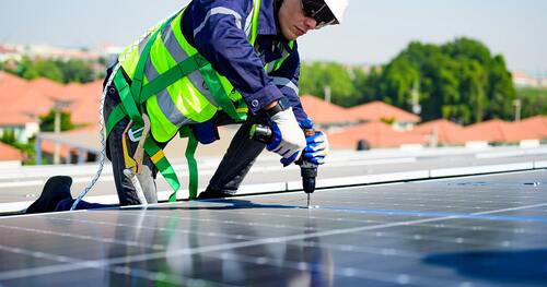 solcellsmontör på tak