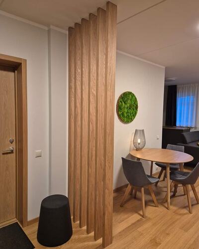 Matplats i Stockholm med träpanel och modern inredning efter renovering