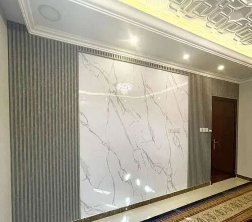 Elegant hall i Stockholm med marmordekor och infälld belysning