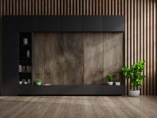 Elegant vardagsrumsvägg med träpanel, mörka skåp och dekorativa detaljer