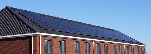 solpaneler på en större röd byggnad