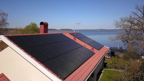 solceller på villa vid havet