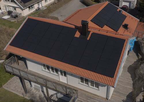 solceller installerade på villatak