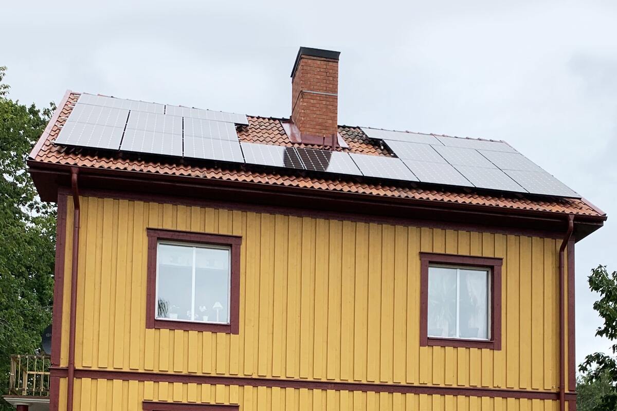 LG-paneler på Gunnars gula hus
