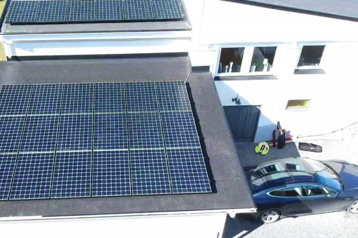Laddar elbilen med solkraft